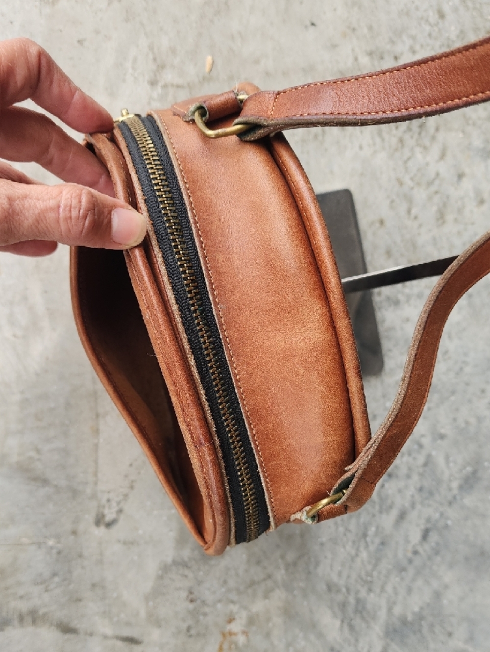 Coach Vintage Canteen Leather Tan Round Crossbody Bag - Picture 4 of 16